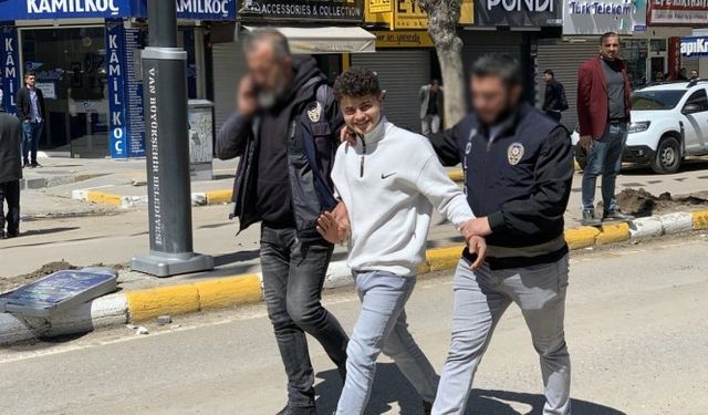Van’da protestolar sırasında tutuklan ‘gülen çocuk’ serbest bırakıldı