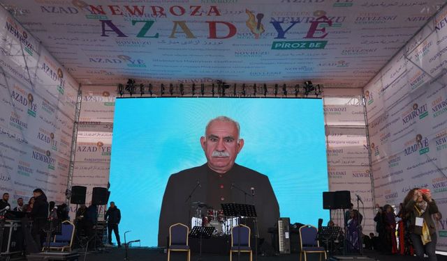 Diyarbakır'da Abdullah Öcalan'ın Newroz mesajı kendi sesinden kitleye dinletildi