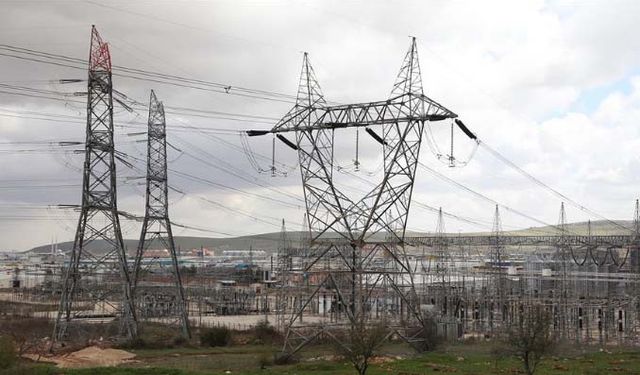 Batı Avrupa'da milyonlarca kişi elektriksiz kaldı