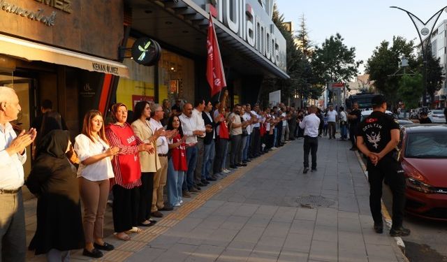 Van'da 223 işçi için insan zinciri oluşturuldu