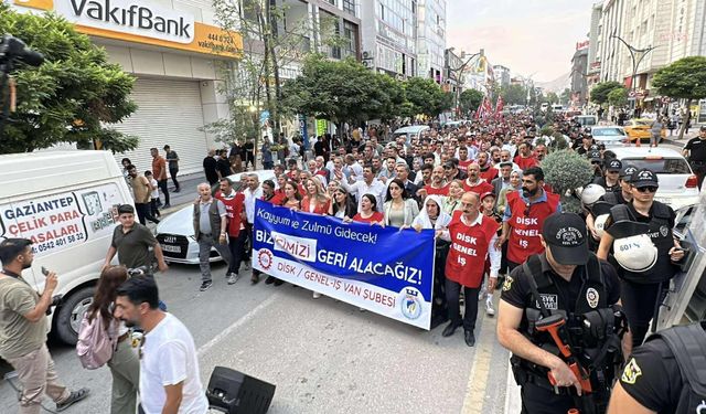Van’da 223 belediye işçisinin işten çıkarılmasına karşı tepkiler artarak sürüyor