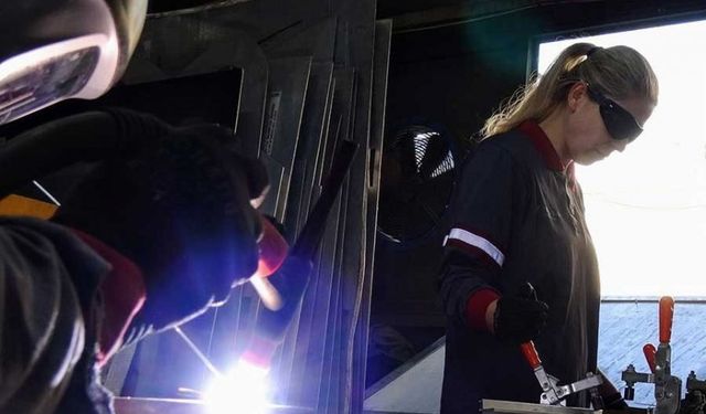 Beyninde tümör çıkan Elif’i işten attılar