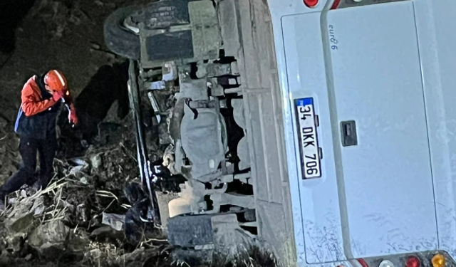 Siirt’te maden işçilerini taşıyan midibüs uçuruma yuvarlandı: 2’si ağır 15 işçi yaralı