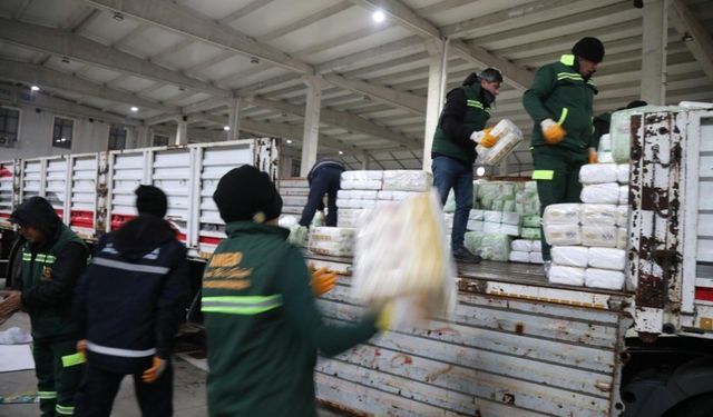 Diyarbakır’dan Kobani’ye 25 TIR: Su ve gıda malzemeleri yola çıktı