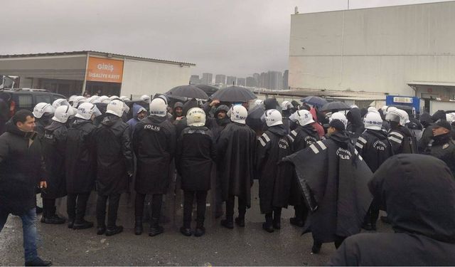 Migros depo işçilerine abluka: Yağmur altında direniş