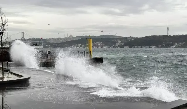 İstanbul’da yoğun sağanak yağış nedeniyle trafik kilitlendi, uçak ve deniz seferleri iptal edildi
