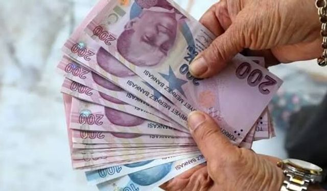 Emeklilerin bayram ikramiyesi hesaplara yatıyor