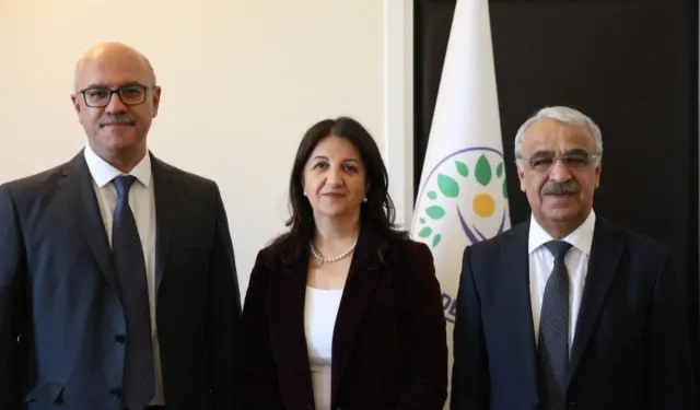 Çerçeve yasa öncesi İmralı trafiği: DEM Parti heyeti Öcalan'la görüşüyor