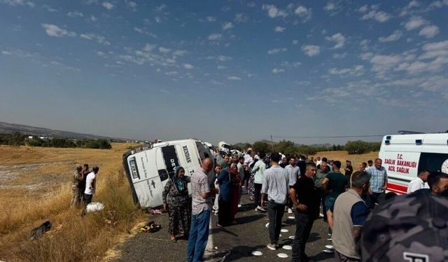 Diyarbakır’da minibüs devrildi: 3 kişi yaşamını yitirdi, 15 kişi yaralandı