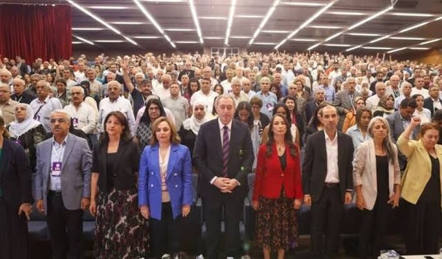 DEM Parti’de eş genel başkanlar yeniden seçildi: “Türkiye’yi yönetmeye talibiz”