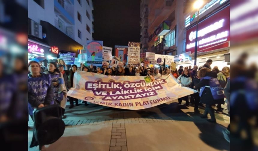 Kadınlar İzmir’de şiddete karşı yürüdü