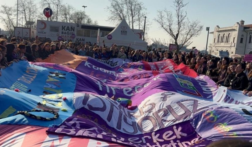 Kadınlar Kadıköy’den seslendi: 2023 Cumhurbaşkanının değiştiği hiçbir kadının eksilmediği yıl olsun