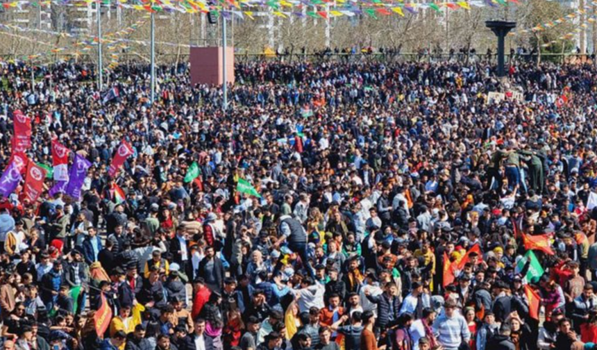 Diyarbakır'da 100 binlerce kişi Newrozu kutladı: Bu iktidarı göndereceğiz