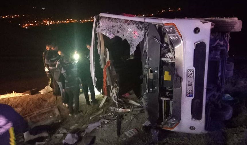 Van’da göçmenleri taşıyan araç devrildi: 5 kişi hayatını kaybetti