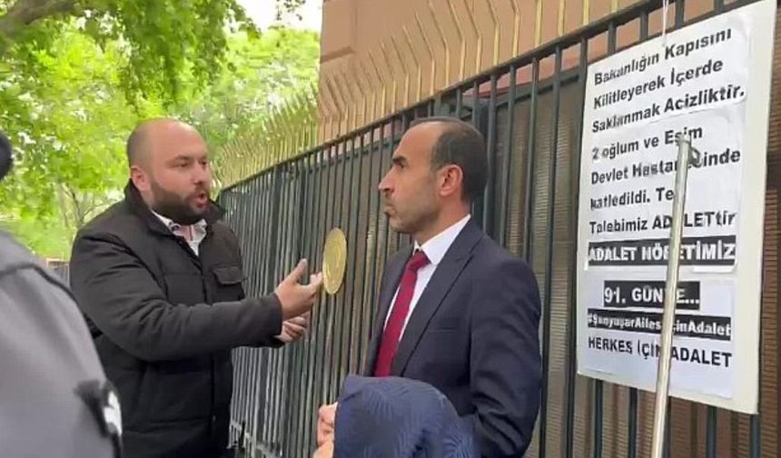 Adalet Nöbeti'nin 91. günü: Astıkları pankart bakanlığın parmaklıklarından sökülen Şenyaşar ailesi, cadde üzerinde eylem yaptı