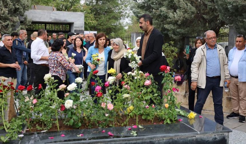 Kürt yazar Mehmed Uzun mezarı başında anıldı