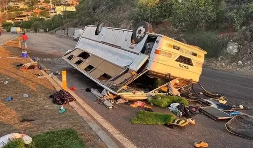 Tarım işçilerini taşıyan minibüs devrildi: 25 yaralı