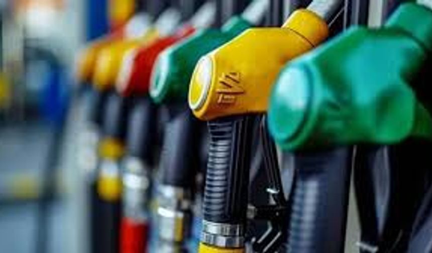 Akaryakıta yeni zam geldi: Benzin ve motorin 50 TL'yi geçti