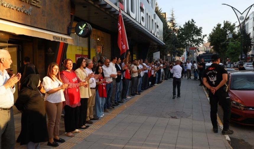Van'da 223 işçi için insan zinciri oluşturuldu