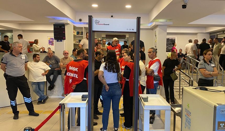 Buca’da belediye işçilerinin işgal eylemi 2’nci gününde: Alacaklarımız ödenene kadar çıkmıyoruz