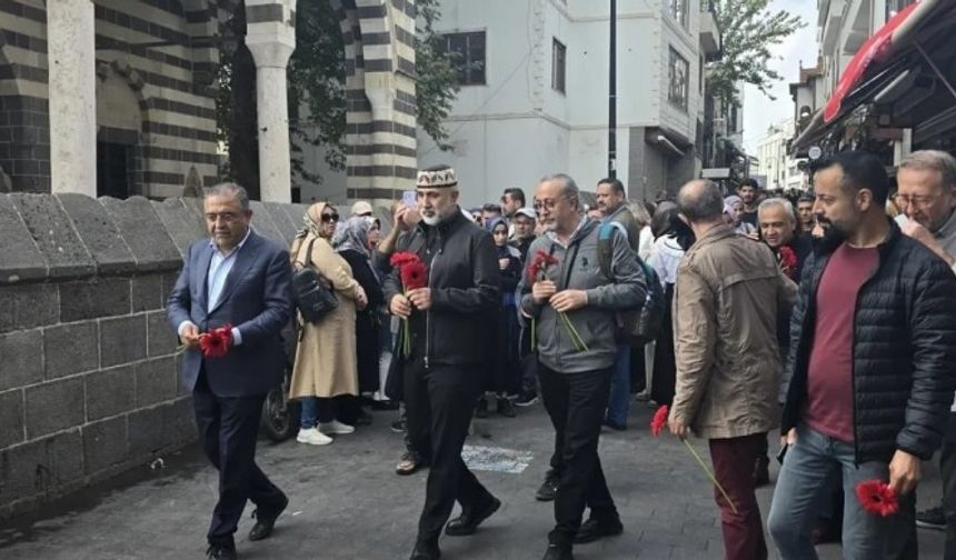 Diyarbakır’da bulunan Koma Amed üyeleri Tahir Elçi’yi andı