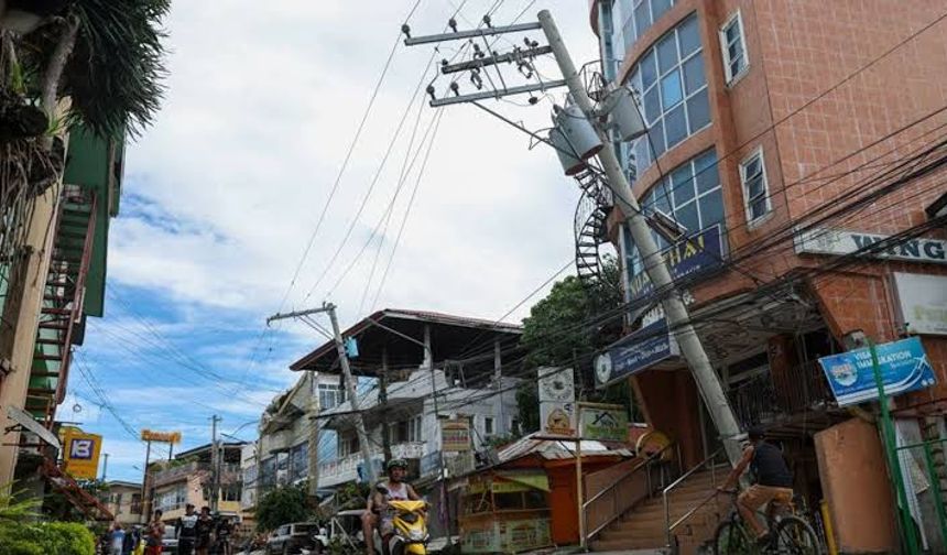 Filipinler'de 6,9 büyüklüğündeki depremde hayatını kaybedenlerin sayısı 61'e yükseldi