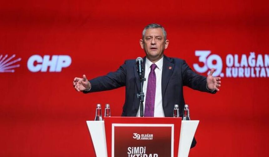 Özgür Özel, geçerli oyların tamamını alarak yeniden CHP Genel Başkanı seçildi