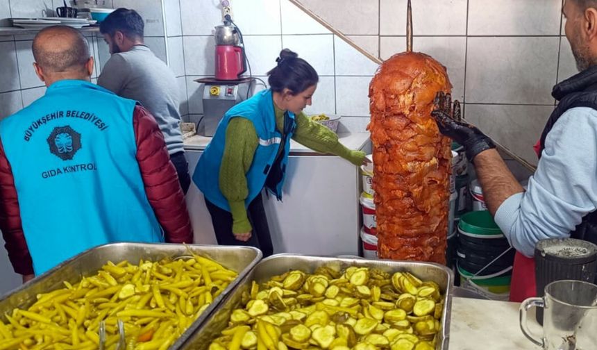 Diyarbakır’da son kullanma tarihi geçmiş 426 kilo tavuğa el konuldu