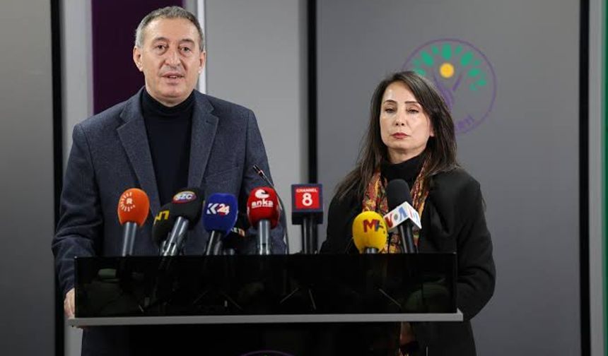 DEM Parti Eş Genel Başkanları Hatimoğulları ve Bakırhan basın toplantısı düzenliyor