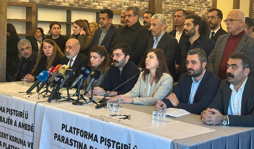 Diyarbakır’dan Kobani’ye gönderilen yardım tırlarına izin verilmediği için geri döndüler