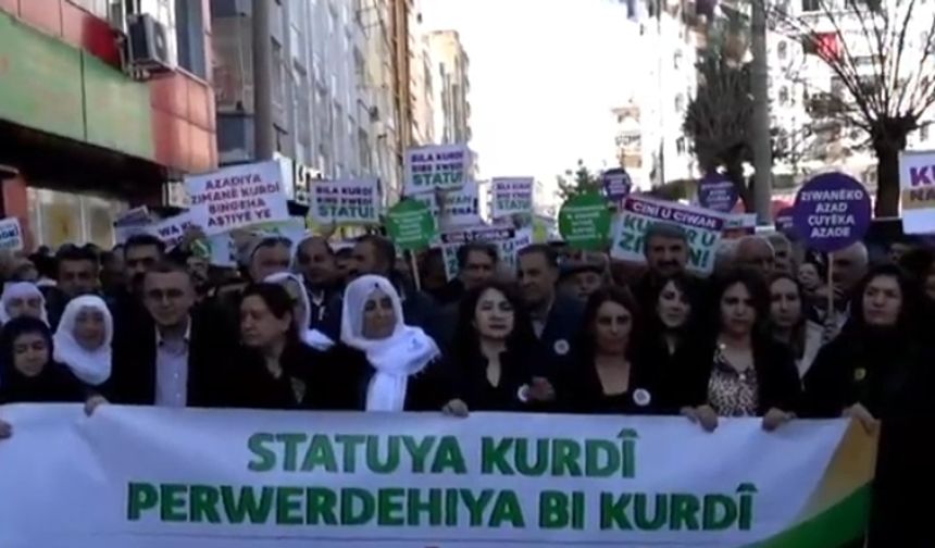 Diyarbakır'da kitlesel yürüyüş: “Kürtçe eğitim ve statü anayasal güvenceye alınmalı”