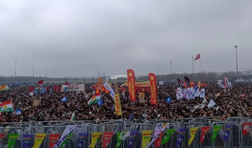 İstanbul’da Newroz coşkusu: “Özgürlük ve Demokrasi” sloganıyla Yenikapı doldu