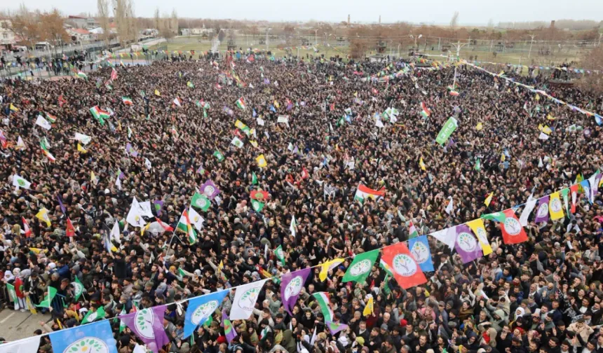 Van Newroz’unda “üst arama” krizi: Siyasetçilerle polis karşı karşıya geldi