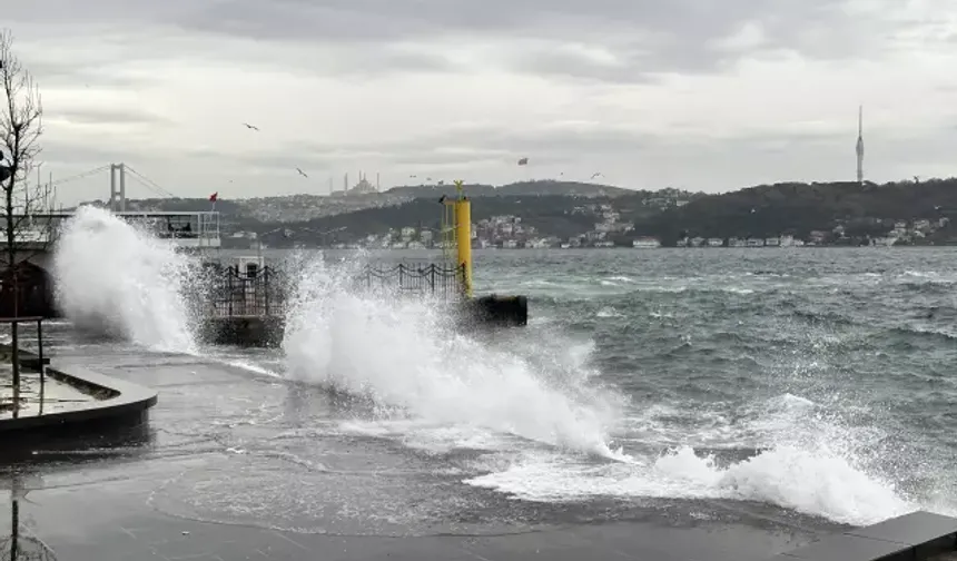 İstanbul’da yoğun sağanak yağış nedeniyle trafik kilitlendi, uçak ve deniz seferleri iptal edildi
