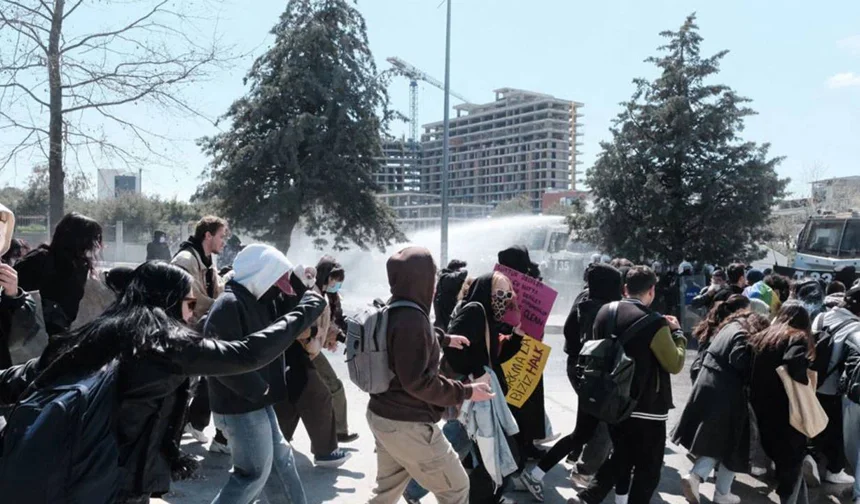 İzmir’de öğrencilere sabah operasyonu: 9 gözaltı