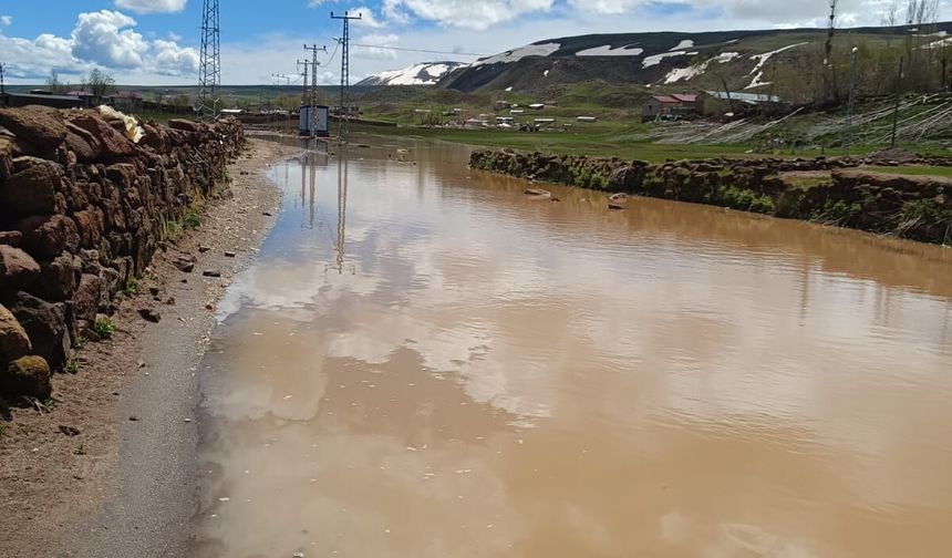 Bitlis Ahlat'ta 5 bin nüfuslu Güzelsu (Tepevang) köyünün yolu yağışlara kapandı