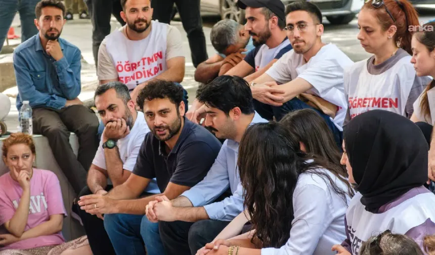 Açlık grevindeki öğretmenlerin sağlık durumu kötüleşti: İki kişi hastaneye kaldırıldı