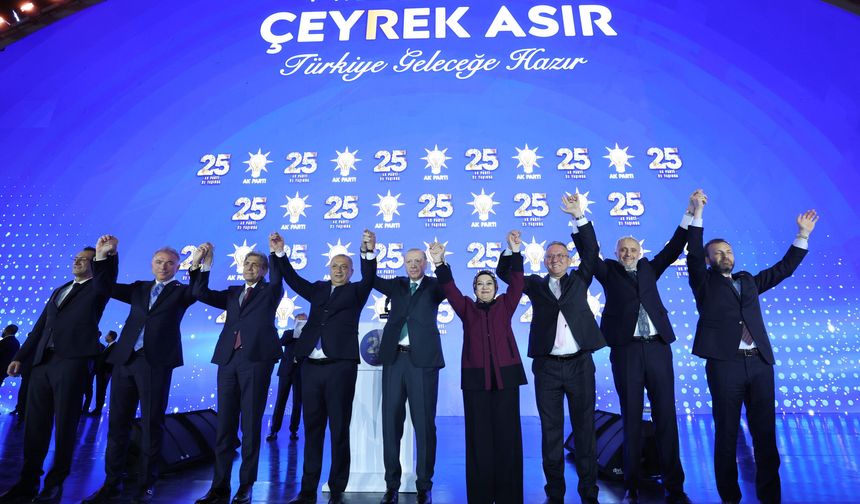 AK Parti’ye 3 milletvekili ve 7 belediye başkanı katıldı
