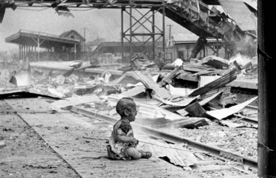 KANLI CUMARTESİ

1937 yılında çekilen bu kare, 2. Çin-Japon Savaş’ının en kanlı gerçeğini karşımıza çıkarıyor. H.S. Wong tarafından çekilen fotoğrafta, Japonya’nın yaptığı bombalı saldırı sonrası ortaya çıkan görüntü resmedilmiş. Annesinin ölü bedeninin hemen yakınında oturan ve ağlayan bir bebeğin yer aldığı fotoğraf, insanlık tarihinin en utanç verici anlarından biri.
136 milyon insan tarafından görülen resim, o dönem oldukça büyük bir ilgiyi üzerine toplamayı başarmış. Bebeğe ne olduğuna gelince, Wong fotoğrafı çektikten hemen sonra bebeğe yardım etmek istediğini ancak babasının koşarak gelip bebeği götürdüğünü  belirtiyor.