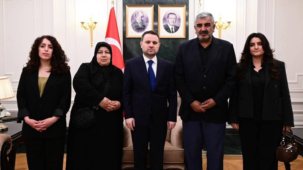 Akın Gürlek, Rojin Kabaiş’in ailesiyle görüştü