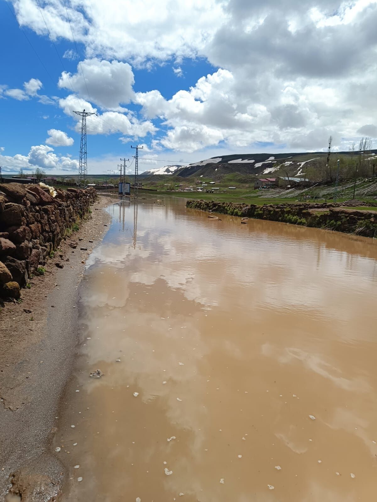 Bitlis Ahlat'ta 5 bin nüfuslu Güzelsu (Tepevang) köyünün yolu yağışlara kapandı