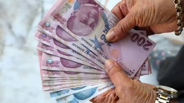 Emeklilerin bayram ikramiyesi hesaplara yatıyor