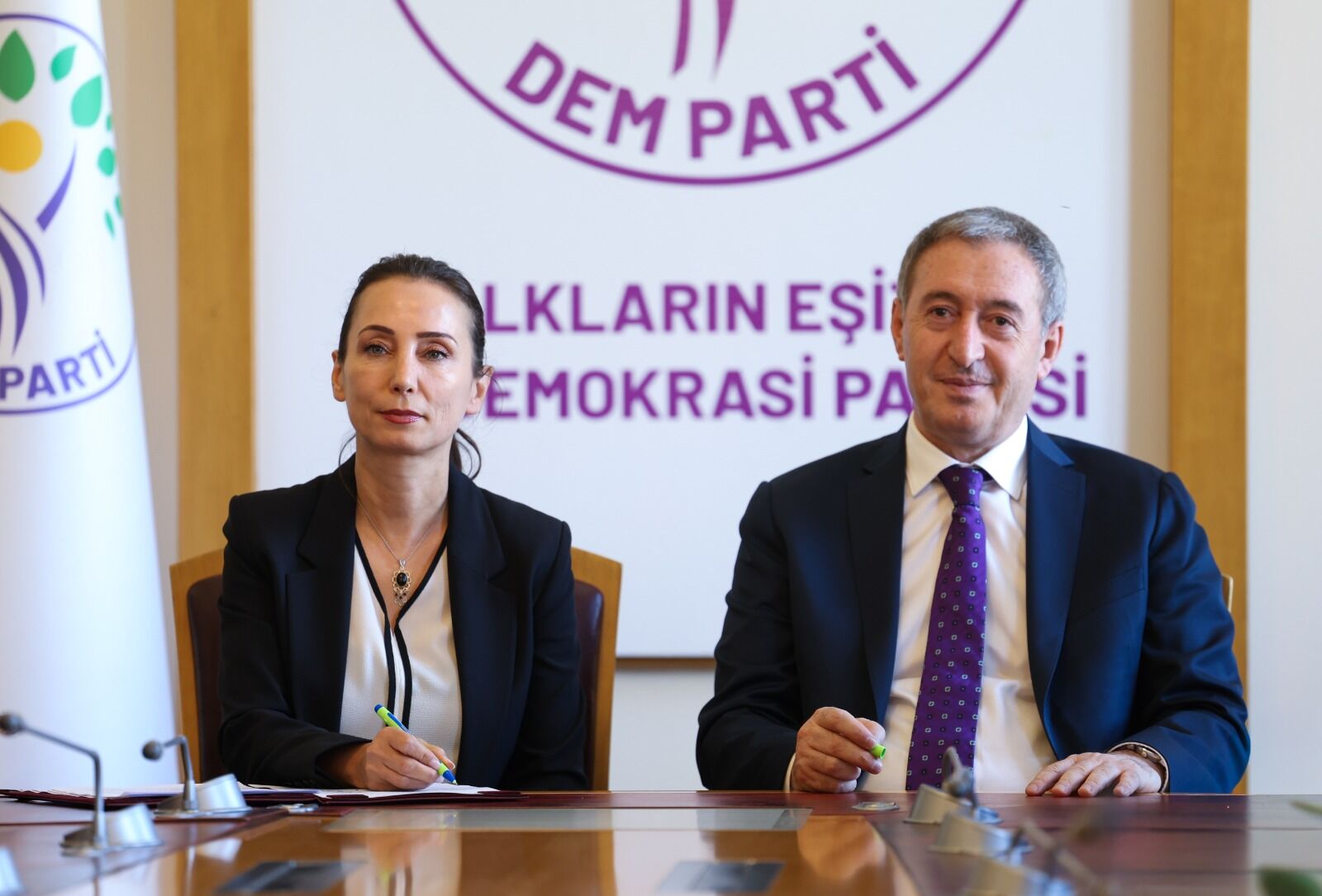 DEM Parti'den çerçeve yasaya 16 imza: “Bu imza barış ve ortak gelecek için”