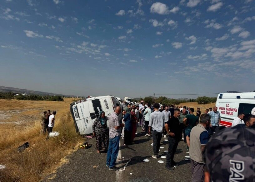 Diyarbakır’da minibüs devrildi: 3 kişi yaşamını yitirdi, 15 kişi yaralandı