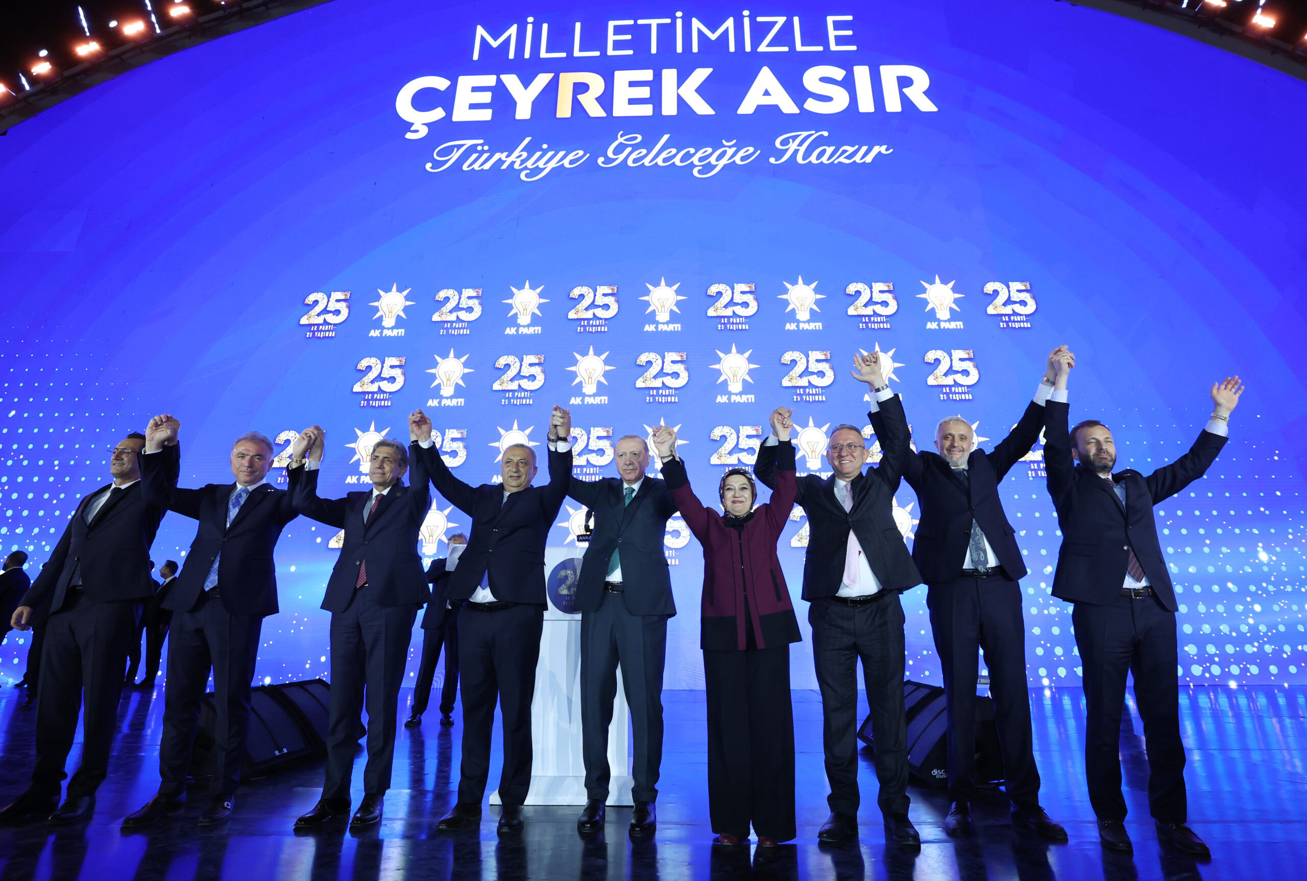 AK Parti’ye 3 milletvekili ve 7 belediye başkanı katıldı
